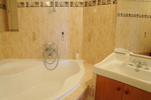 Large Apartment sleeps up to 10 M4A