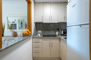 Piso con piscina y vistas al mar