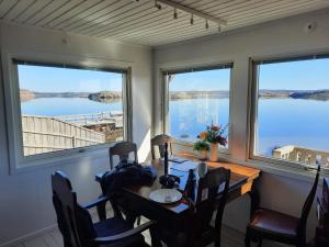 Cabin at the sea close to public beach with a jumpingtower