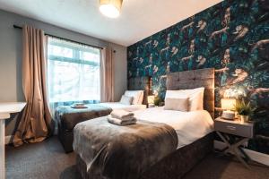 6 beds in 4 bedrooms house