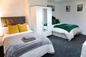 Ground floor flat with garden & free parking - 20 minutes to London