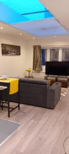 Modern One Bedroom Flat with Private Back Garden