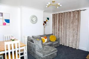 Ground floor flat with garden & free parking - 20 minutes to London