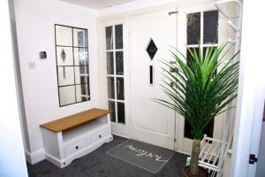 Ground floor flat with garden & free parking - 20 minutes to London