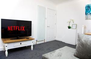 Ground floor flat with garden & free parking - 20 minutes to London