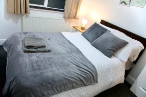 2 Bedroom Ground Floor Flat in Dartford with Free Parking - 20 minutes to London