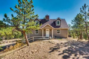 Quiet and Peaceful Home in Allenspark with Deck!