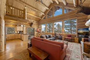 Mounticello Log Cabin - Relaxing Front Patio & Outdoor Firepit