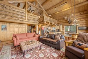 Mounticello Log Cabin - Relaxing Front Patio & Outdoor Firepit