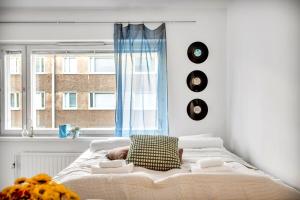 Design District w King Bed, Netflix, tram and bus nearby