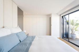 Luxury Suite With Balcony and Shared Accommodation in The Parque Eduardo VII Area