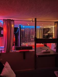 Maisons d'hotes Love-room Discret 40 m2 Bormes les mimosas village avec Terrasse : photos des chambres