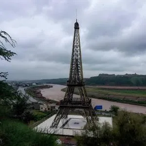 Luxury Mocha 1BR near Eiffel Tower Bahria - Chakwāl