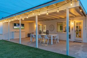 Stylish 3BR Retreat with Backyard Oasis Near Old Town Scottsdale