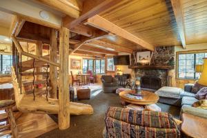 < 1 Mi to Lake Tahoe Beaches: Home w Fire Pit!