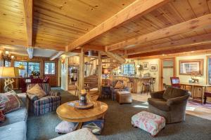 < 1 Mi to Lake Tahoe Beaches: Home w Fire Pit!