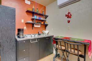 2 Mi to Shopping and Dining Santa Rosa Studio