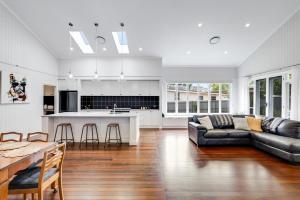 Effortless Elegance & Charm!