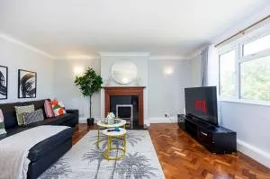 2 Bed Apartment In East Croydon Perfect for Workers & Leisure Stays, Tram Stop 2 mins walk - West Wickham