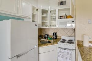 Steps to Beach Galveston Condo with Balcony!