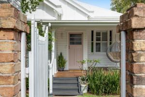 Exquisite, Stunning & Central! CDB Fringe Cottage! - Ubytování bez kategorie ve městě Toowoomba