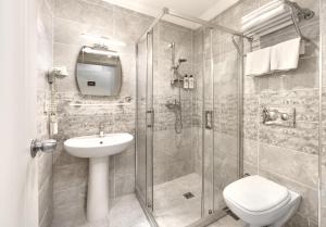 Economy Double Room room in Deluxe Newport Hotel