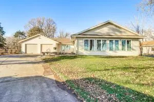 Lakefront Aitkin Home with Sunroom Walk to Beach! - Garrison