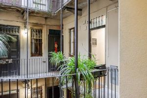 Art-Filled Apartment in Centro