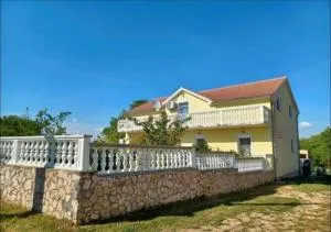 Schönes Ferienhaus mit Pool - Nadin