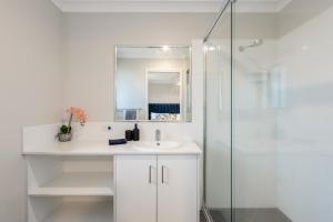 Contemporary & Convenient - City Fringe Townhouse!