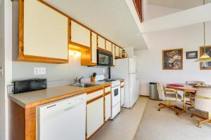 3 Mi to Branson Strip Condo with Golf Course View!