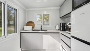 Leos Beach Hideaway - Stylish Tiny Home
