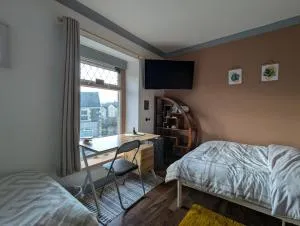 R5 - Triple Room Retreat - Near Beach, Parks, Trails, City - WIFI, Free Parking - Self Catering - Morriston