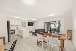 Central South Brisbane Stay with Pool Access