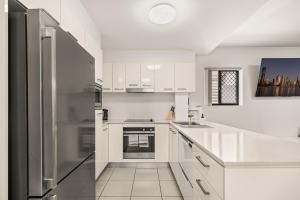 Central South Brisbane Stay with Pool Access