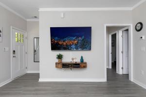 Cozy & Modern Home Close to Uptown & Airport