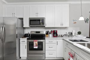 Cozy & Modern Home Close to Uptown & Airport