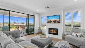 Mid Coast Surf & Vines By Wine Coast Holidays