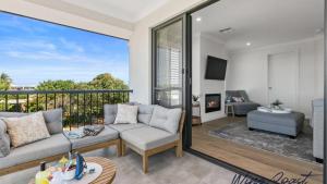 Mid Coast Surf & Vines By Wine Coast Holidays