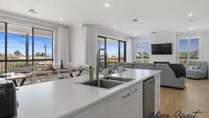 Mid Coast Surf & Vines By Wine Coast Holidays