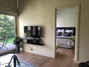 Daylesford Lake Villa1 Lake Frontage pet friendly