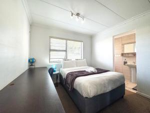 Spacious Double Room for Two with Pool, Braai, Gas Stove, Complete Kitchen, Fast WiFi and Private Bathroom