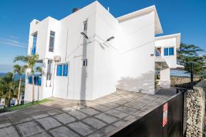 Beautiful ocean and mountain view villa