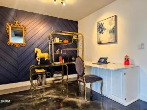 5 Bdr 4 Bth Walk to Old Town 12 min Airport POOL table