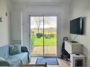 Maisons de vacances Maison renovee pres de la mer avec 2 piscines, parking et animaux acceptes - FR-1-364-174 : photos des chambres