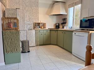 Maisons de vacances Charmante maison proche plage a Groix, 2 chambres - FR-1-813-3 : photos des chambres