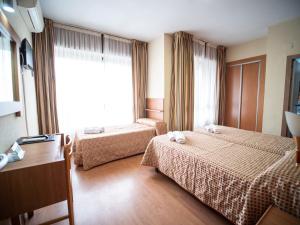 Triple Room room in Hotel Castilla