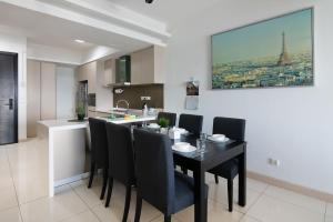 Chic High-Floor 3BR Apt in Bukit Bintang