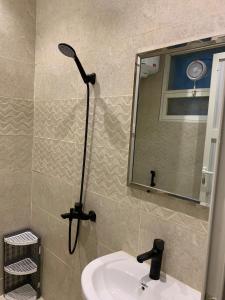 شقة فاخرة بمدخل خاص و باب ذكي Apartment with private entrance and self-entry