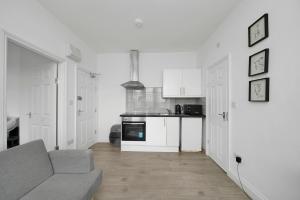 Startlet Stays Apartments - On Elizabeth Line with Free Parking